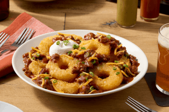 McCain_06_PotatoRing_ChiliCheese_High_wSourCream-min.png